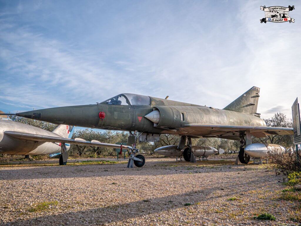 Avion de chasse Mirage 5BA 033, Chateau de Bosc - lexplorateuramoto.com