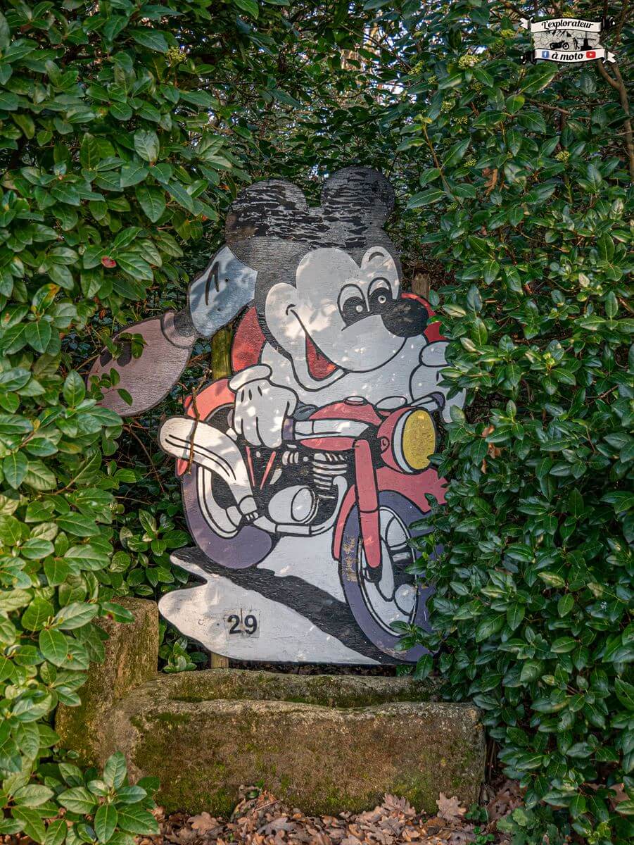 Mickey sur une moto, Chateau de Bosc - lexplorateuramoto.com